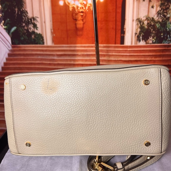 Tory Burch Robinson pebbled leather tote bag cream color with logo charm tag - Picture 9 of 17